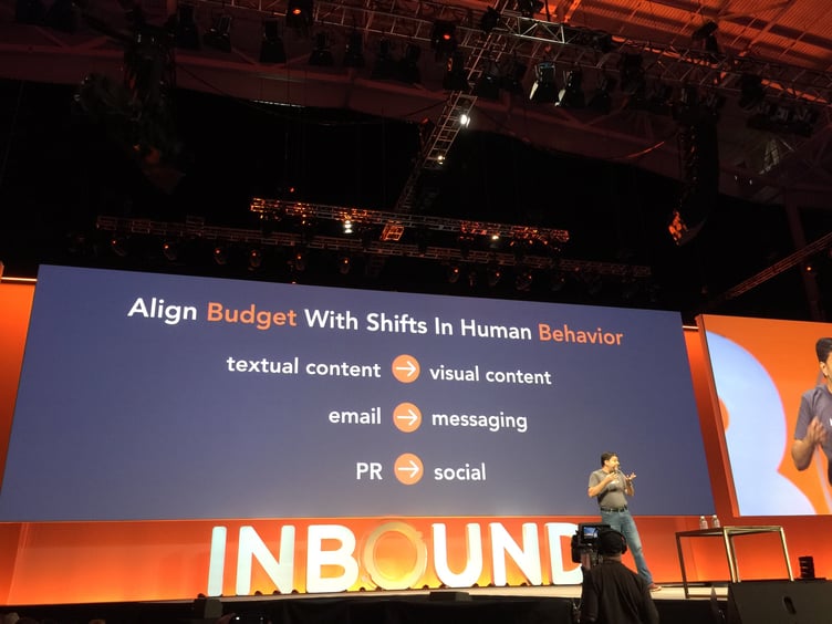 Dharmesh Shah, uno dei fondatori di Hubspot, mentre spiega che Inbound Marketing e desideri del cliente vanno di pari passo