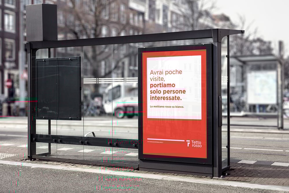 Un esempio di messaggio di Tettorosso su un'affissione in città: Avrai poche visite, portiamo solo persone interessate