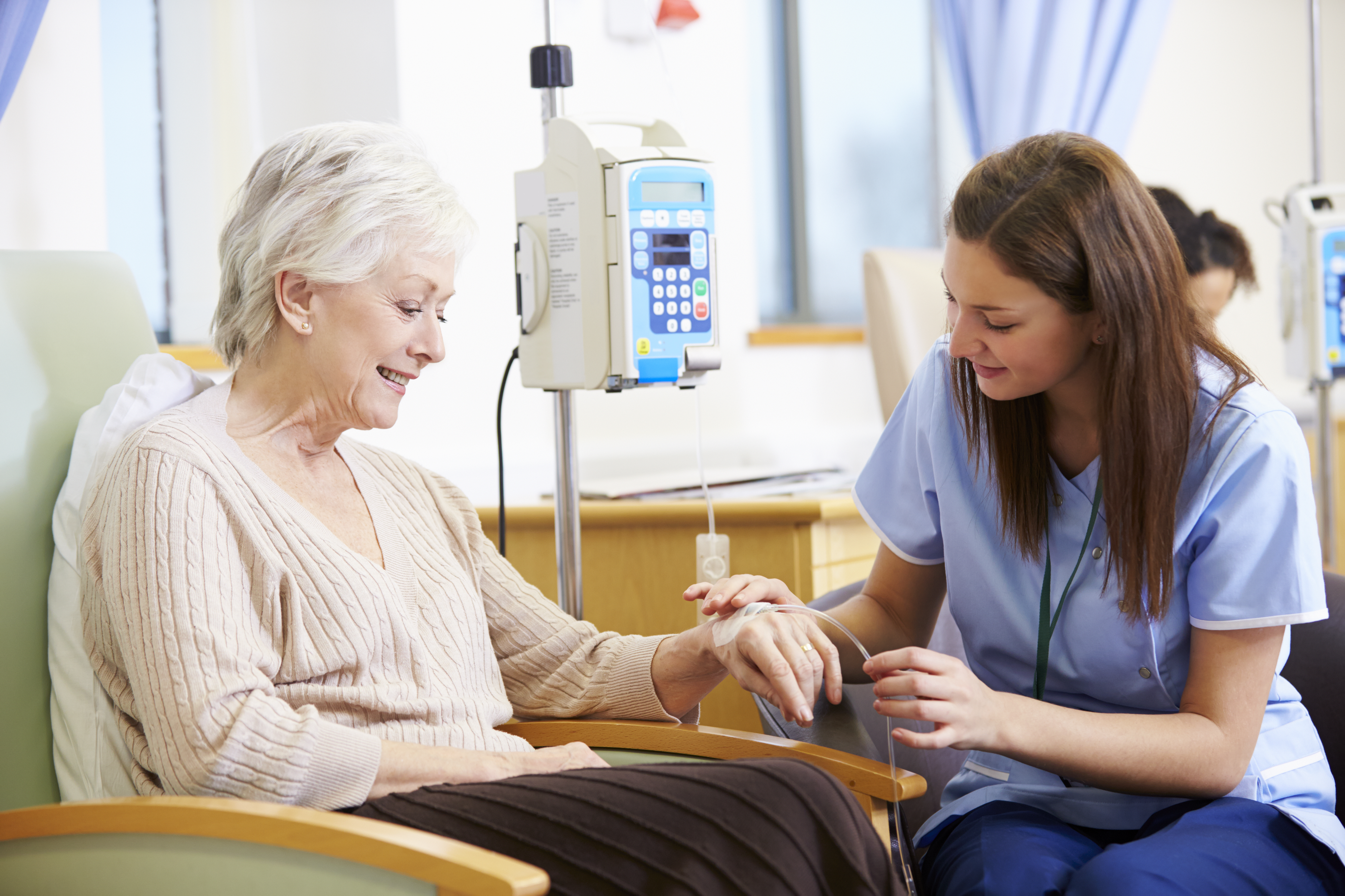 caregiver sostiene una paziente durante una terapia